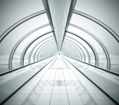 弯曲墙与黑色对称消失走廊