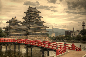 松本城堡在松本，日本