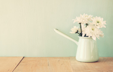 夏季束鲜花与薄荷背景木制的桌子上。老式的滤波的图像