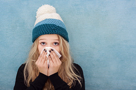 生病的十几岁的女孩与烟