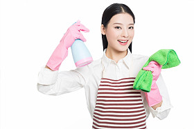 清洗白色衬底上的年轻女子图片