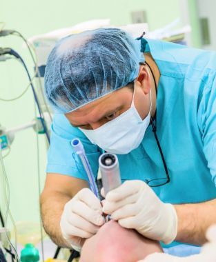 医生进行气管插管