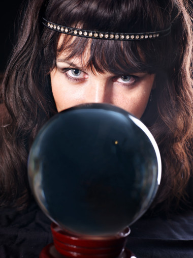 水晶球的年輕女人.圖片