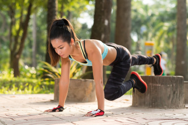 木板鍛煉的女人