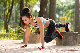 木板锻炼的女人