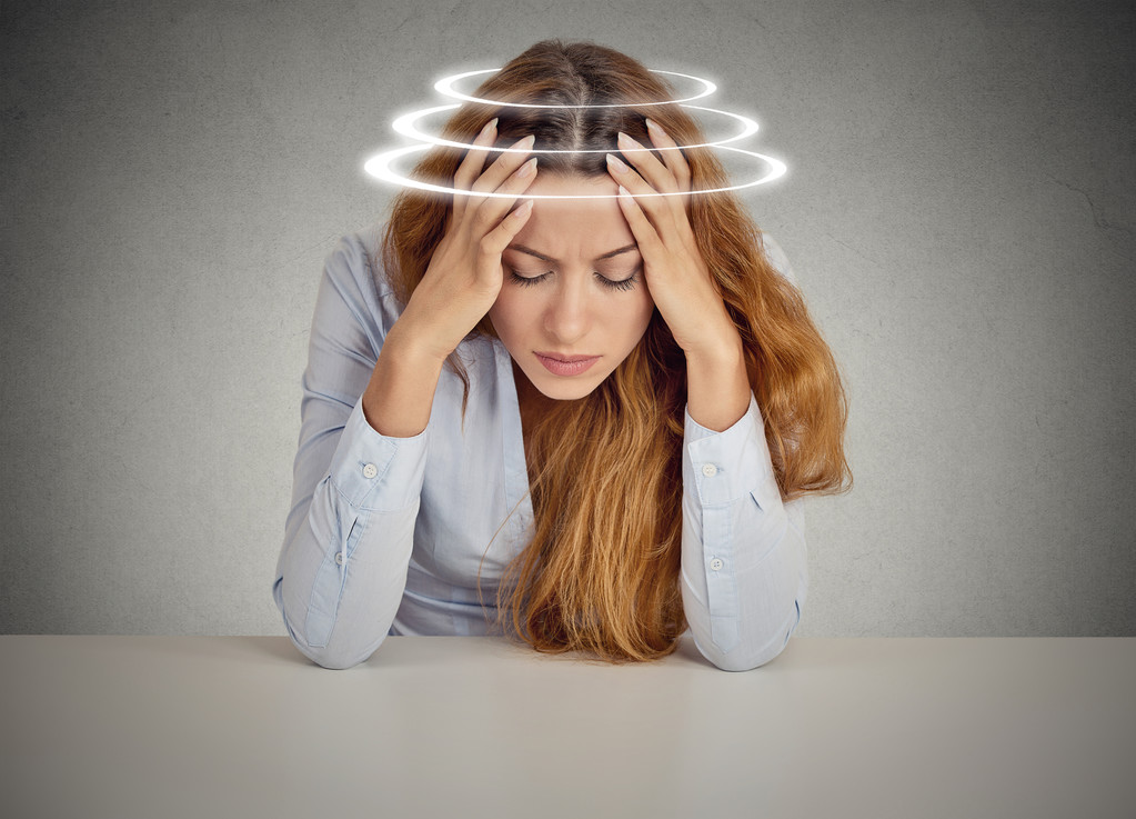 眩晕症的女人。年轻的女病人,患有 dizzines 眩晕症的女人。年轻的女病人,患有 dizzines