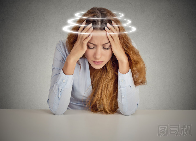 眩暈癥的女人。年輕的女病人，患有 dizzines
