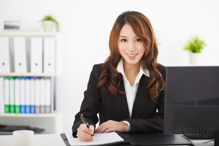 在辦公室工作的年輕漂亮的女商人