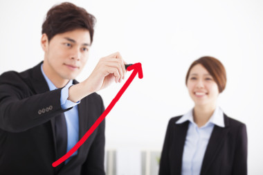 繪制一個(gè)上升的箭頭為業(yè)務(wù)增長(zhǎng)概念的商人