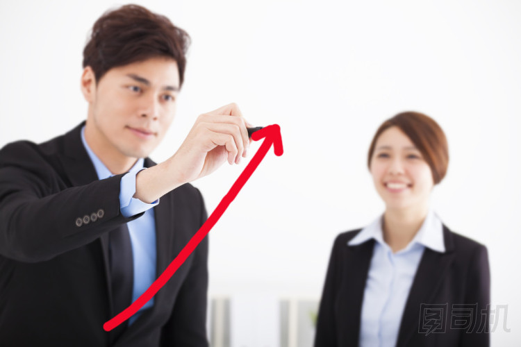 繪制一個上升的箭頭為業(yè)務增長概念的商人