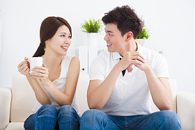 快乐的年轻夫妇在沙发上放松