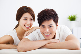 坐在沙发的甜蜜夫妻的肖像图片