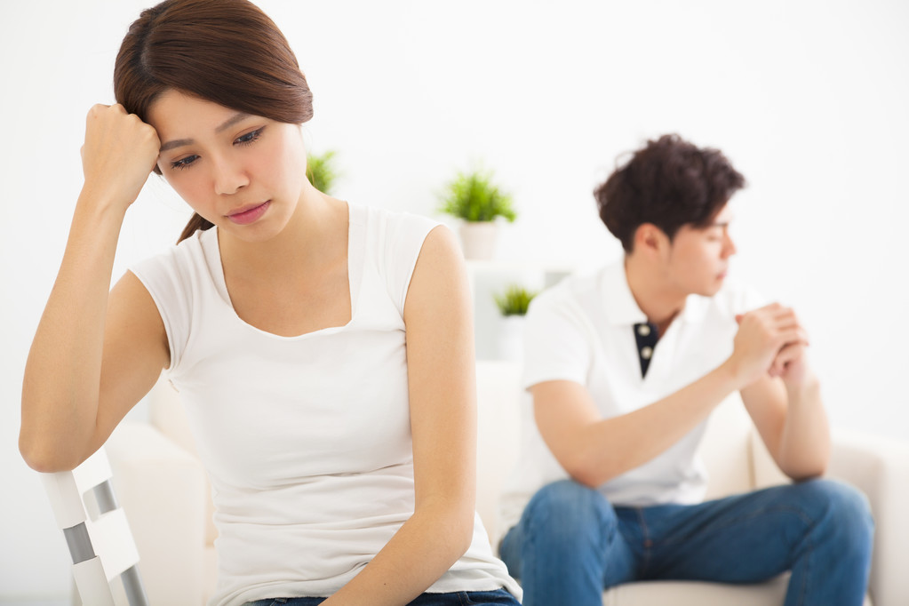 不说在客厅里的战斗后对亚洲年轻夫妇 