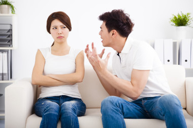 憤怒的年輕夫婦，坐在沙發(fā)上