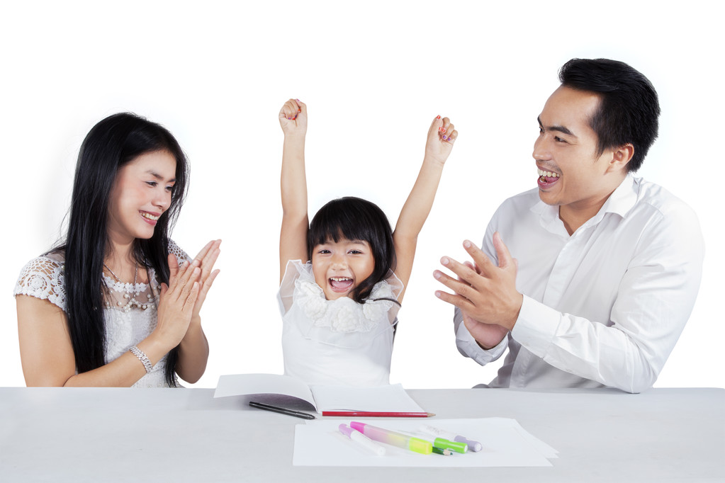 性格开朗的女孩完成学校作
