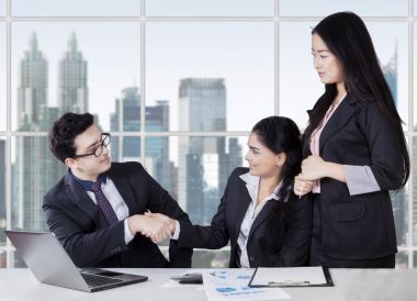 企業(yè)家握手結(jié)束會議