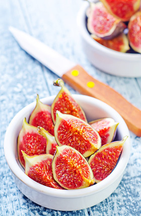 在碗中的新鲜无花果照片