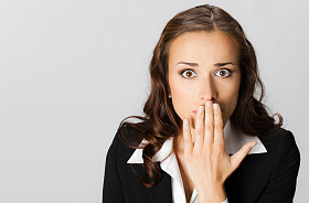 灰色她的嘴，用手覆盖的商界女强人