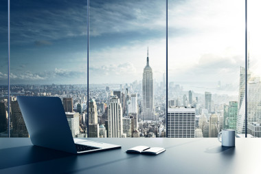 笔记本电脑、 杯和日记