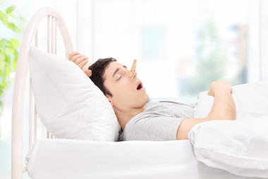 鼻子上的夹子和睡觉的人图片
