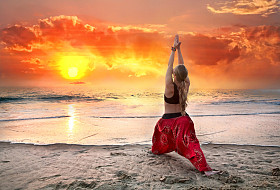 在日落瑜伽 virabhadrasana 武士造型