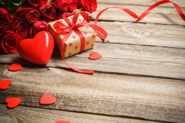 束用心禮品包裝盒和紅色的玫瑰