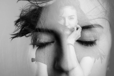 二次曝光的年輕女性