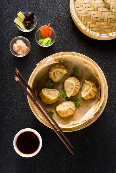 在蒸籠和成分的點(diǎn)心餃子頂視圖