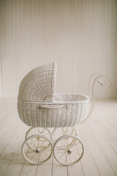 在木地板上寬松的舊老式的白色