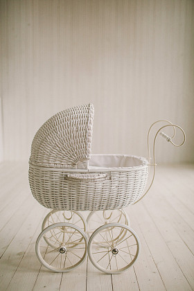 在木地板上宽松的旧老式的白色