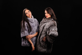 美容时尚模型女孩蓝色水貂裘皮大衣