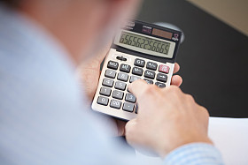 使用计算器的商人图片