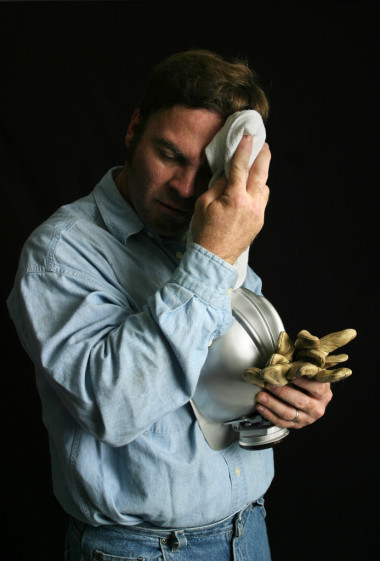 煤礦礦工擦拭額頭