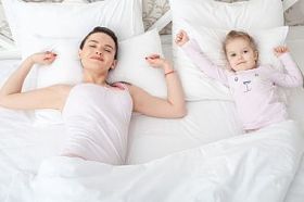 母亲和女儿在床上