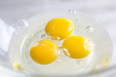 在廚房的桌子上孤立的白碗雞蛋