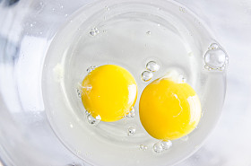 在厨房的桌子上孤立的白碗鸡蛋