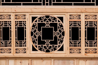 云南麗江古城街道房屋窗花