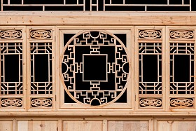 云南丽江古城街道房屋窗花