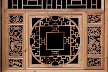 云南麗江古城街道房屋窗花