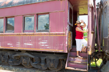 老年妇女对着镜头挥手