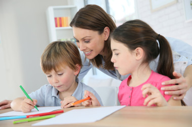 媽媽看著孩子們繪制圖片