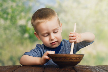 可爱的小男孩在户外吃