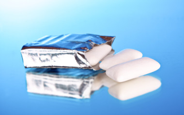 藍色背景上的口香糖圖片