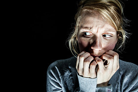 女人 Afraid 的东西在黑暗中