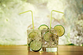 薄荷和石灰清爽的夏季鸡尾酒图片