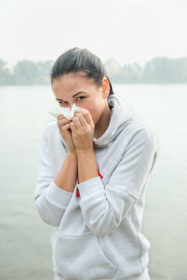 女人與鼻塞或過敏反應