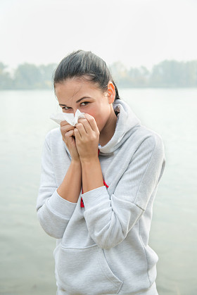 女人与鼻塞或过敏反应