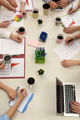 业务工作群人在桌子上顶视图