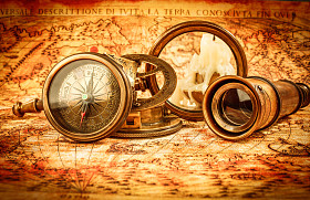 在古代世界地图上的复古放大镜谎