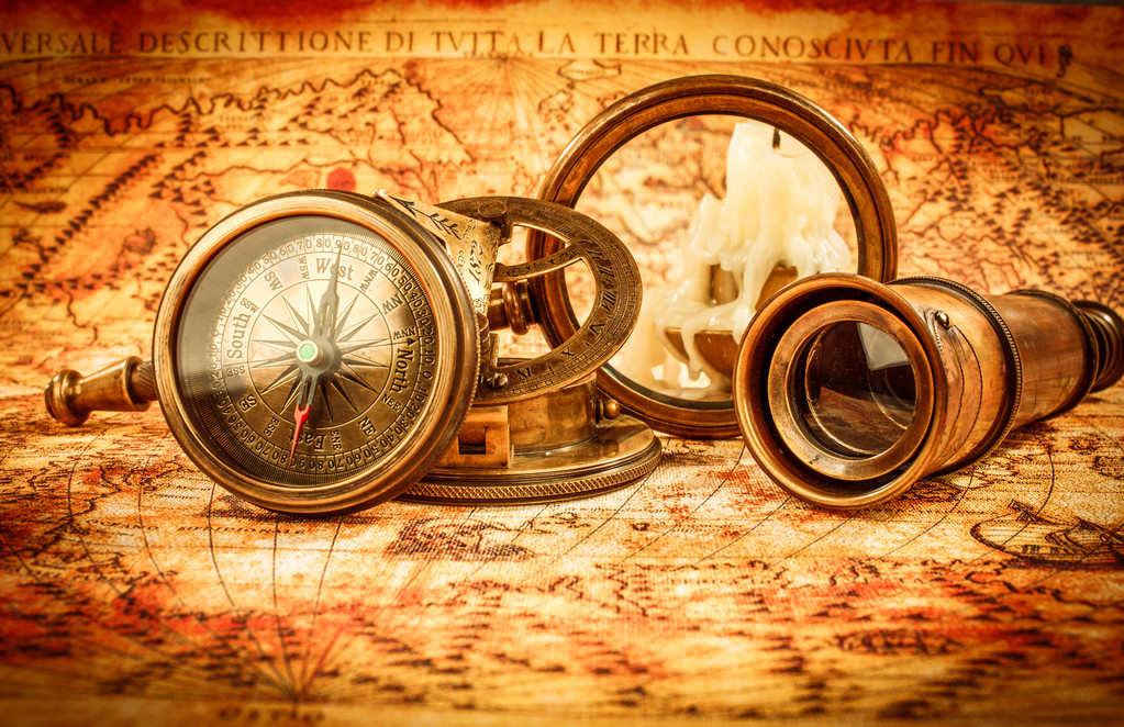 在古代世界地图上的复古放大镜谎 在古代世界地图上的复古放大镜谎